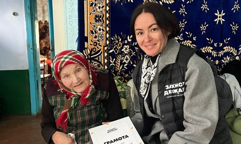 На Прикарпатті 89-річна жінка багато років відкладала з пенсії й передала ці гроші військовим