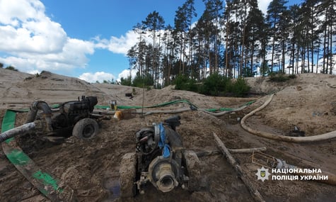 Знищено 50 гектарів ґрунту та понад 700 дерев. На Рівненщині викрили масштабний нелегальний видобуток бурштину — поліція