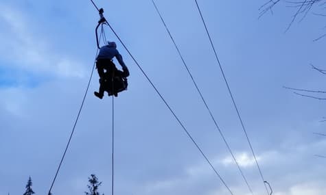 На канатной дороге на горнолыжном курорте Славское застряли 74 человека. Их снимали с подъемника 1,5 часа
