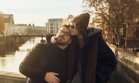 Світлини вокзалу і жінки в горі. Фотографи Ліберови потрапили у скандал через зйомку в Херсоні, але звинувачення відкидають