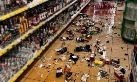 У Києві чоловік хотів украсти алкоголь із магазину, а після зауваження розтрощив купу пляшок