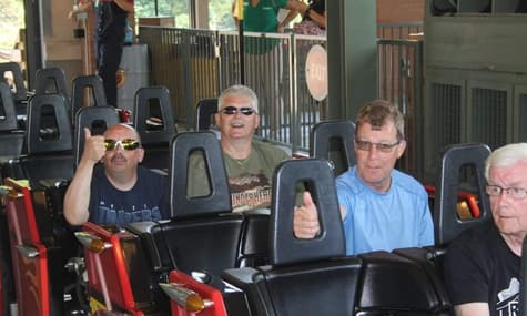 Мужчина настолько любит кататься на американских горках, что сделал это 6000 раз. Он посвятил этому 25 лет