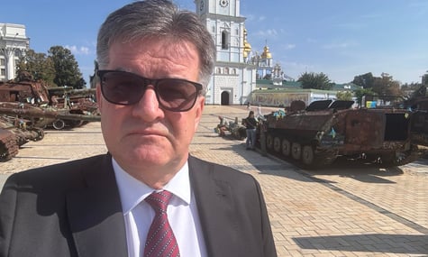 Ексрадник Фіцо, який пішов із посади через листи Епштейну про «красивих дівчат у Києві», назвав їх «чоловічими дражнилками»