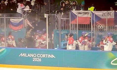 На Олімпіаді чеські хокеїстки обурилися через прапор рф біля їхньої лави запасних. Його забрав невідомий у чорній куртці