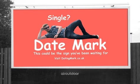 «Одинокий мужчина, один билборд, единственная цель»: британец ищет вторую половинку с помощью рекламного щита