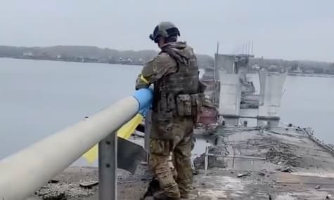 Силы обороны подняли украинские флаги над селом Львово и Антоновским мостом в Херсонской области