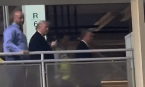 Трамп показав середній палець працівнику заводу Ford, коли той назвав його «захисником педофілів»