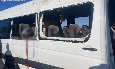 россияне ударили по рейсовому автобусу в Никопольском районе — погибли пятеро, семь раненых