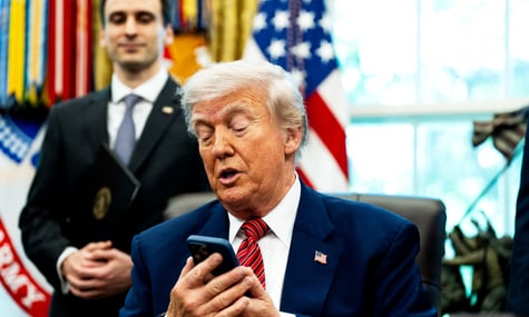 Трампу щодня показують відео з «найкращими» ударами по Ірану. Через це він розчарований висвітленням війни в новинах — NBC News