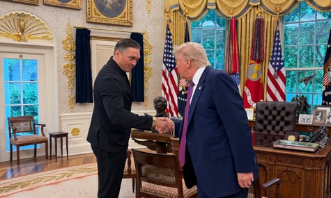Український боксер Олександр Усик та президент США Дональд Трамп в Овальному кабінеті Білого дому, 13 червня 2026 року Український боксер Олександр Усик та президент США Дональд Трамп в Овальному кабінеті Білого дому, 13 червня 2026 року