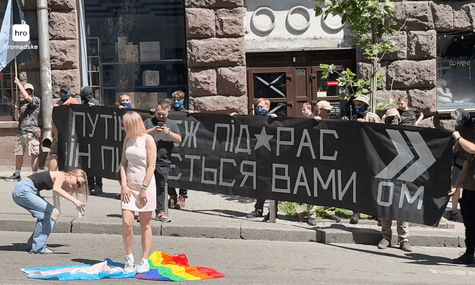 «Не мала на меті когось принизити». Дівчина, яка топтала прапори ЛГБТІК+, перепросила за свій вчинок