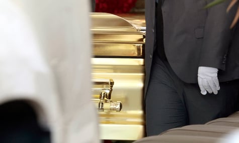 Наркобарона Ель Менчо, чия смерть розбурила Мексику, поховали у золотій труні. Квіти та вінки везли вантажівками (ФОТО)