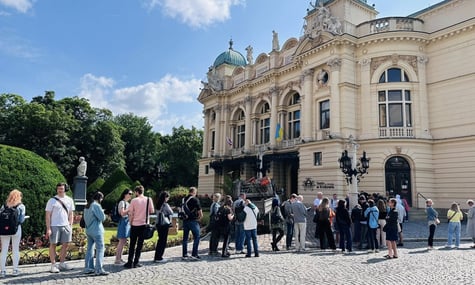У Польщі театр сховав прапор України всередині будівлі через напади та погрози