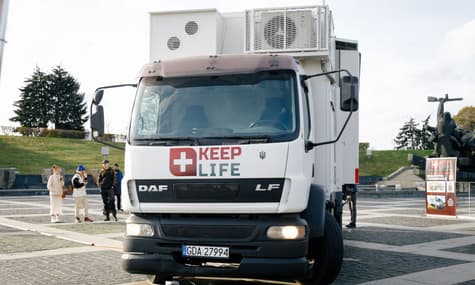 Вантажівки, які стали мобільними стабпунктами. Як активісти допомагають пораненим?