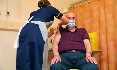Великобритания первой в мире начала вакцинацию препаратом AstraZeneca. Первым прививки получил 82-летний мужчина