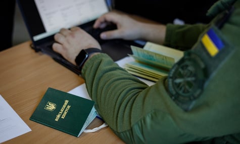 У Дніпрі військові ТЦК побили ветерана з інвалідністю, а потім викинули з авто. Після цього він виїхав за кордон — «Суспільне»