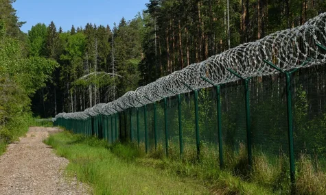 Білорусь підбурює мігрантів до агресії проти європейських прикордонників, показуючи їм ШІ-відео — Telegraph