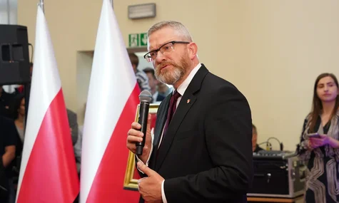 У Польщі заборонили вхід до парламенту депутатові, який раніше зривав український прапор