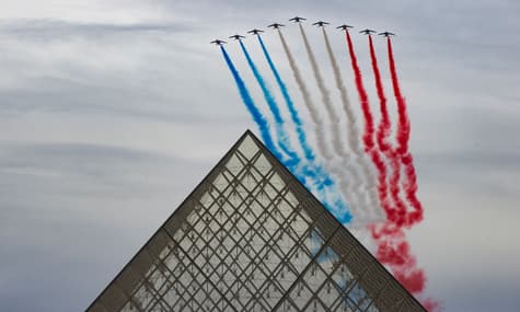 Герои в белых халатах Франция отметила День взятия Бастилии чествованием медицинских работников