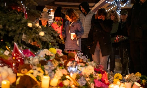 Місцеві жителі вшановують пам’ять загиблих унаслідок стрілянини у школі Тамблер-Ридж у Канаді, 11 лютого 2026 року Місцеві жителі вшановують пам’ять загиблих унаслідок стрілянини у школі Тамблер-Ридж у Канаді, 11 лютого 2026 року