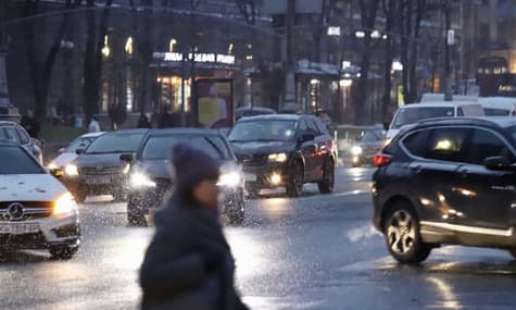 Негода в Україні: ускладнився рух на дорогах, тимчасово закриті аеропорти. Що відбувається і як себе вберегти?