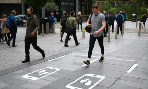 В Манчестере создали дорожки для людей, которые зависают в телефонах на ходу