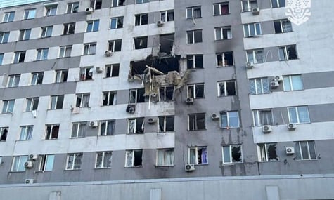 Війська рф вдарили по багатоповерхівці в Одесі — загинув чоловік, є постраждалі