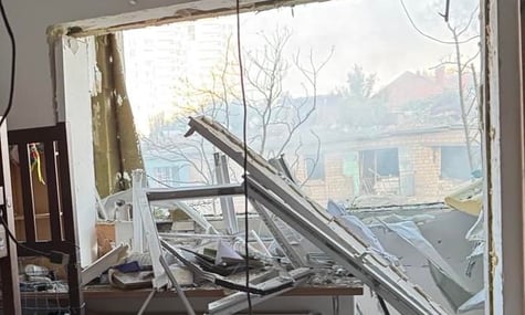 российский обстрел Киева разрушил жилье певца Тараса Тополи