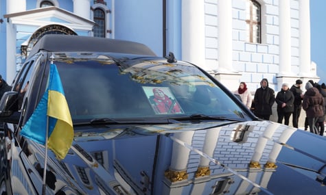 У Києві попрощалися з медиком, який загинув унаслідок повторного удару рф, коли надавав допомогу постраждалим (ФОТО, ВІДЕО)