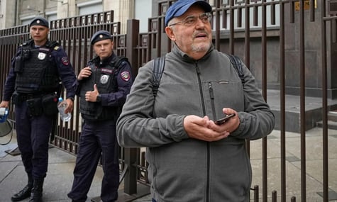 російський політик Надєждін припинив свою кампанію перед виборами до парламенту. Усе через фотографію Навального на трансляції