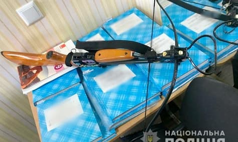 В Полтаве девушка пришла в школу с арбалетом и ранила двух учителей. Правоохранители выясняют мотивы поступка
