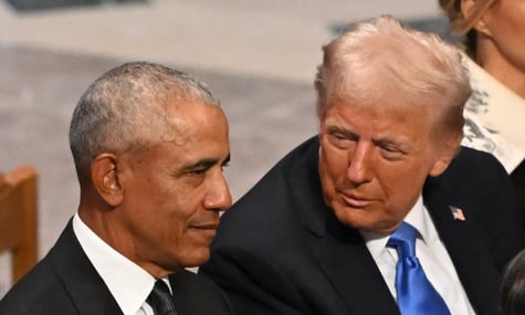 Президент США Дональд Трамп спілкується ексочільником Білого дому Бараком Обамою під час державної похоронної церемонії колишнього президента США Джиммі Картера, 9 січня 2025 року