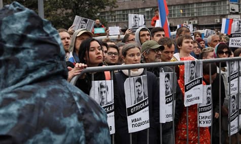 Массовые задержания, проблемы со связью и поддержка со стороны музыкантов: как Москва митингует уже шестую неделю подряд