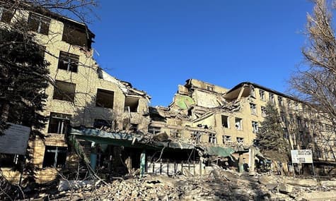 оккупанты четырьмя ракетами С-300 ударили по Селидову — разрушено учебное заведение и дома