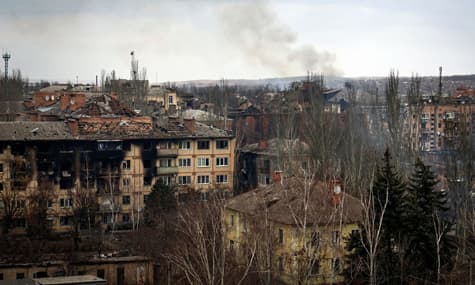 Бої у Бахмуті тривають на півночі, сході та півдні, росіяни намагаються повністю оточити місто — Сирський