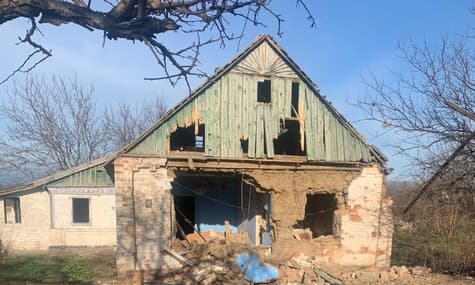 В Запорожской области в результате обстрела обрушилась стена дома, за которой прятались двое детей. Их госпитализировали