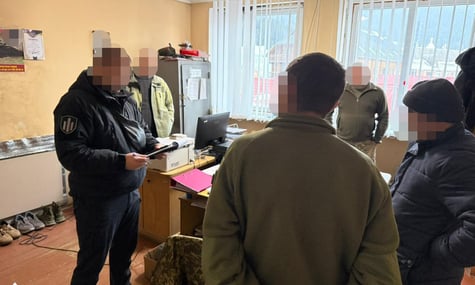 Побили, роздягли та забризкали балончиком: військових ТЦК на Прикарпатті підозрюють у катуванні