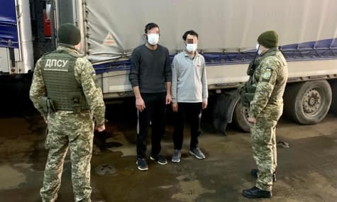 В порту Черноморска поймали двух нелегальных мигрантов из Сирии, приплывших в грузовом прицепе