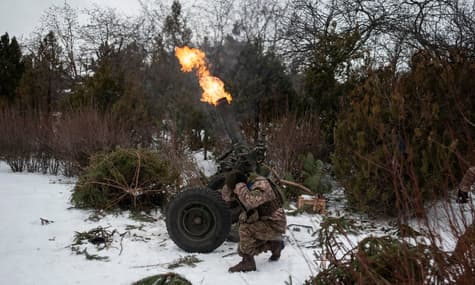 Окупанти намагаються захопити Бахмут із кількох напрямків, бої продовжуються — Міноборони