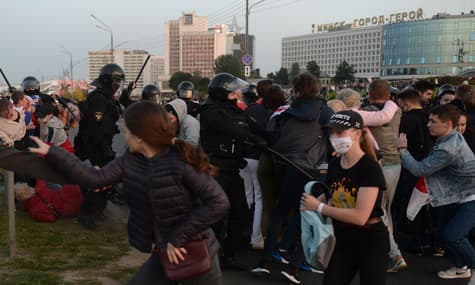У Мінську знову жорсткі затримання: людей, які виступили проти інавгурації Лукашенка, розігнали водометами