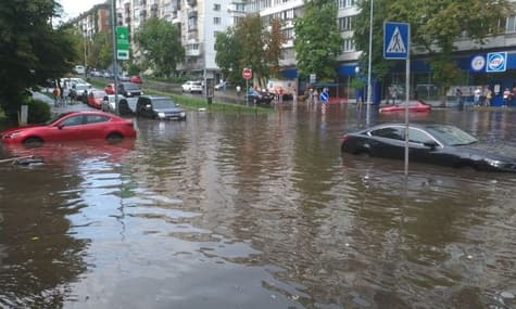 Негода у Києві: затоплені станції метро та річки на дорогах