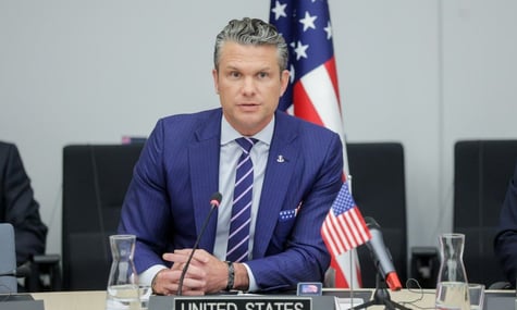 Літак з очільником Пентагону Гегсетом на борту здійснив екстрену посадку у Великій Британії