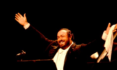 «Дай п'ять Паваротті!»: в італійському місті скульптуру оперного співака «залили» ковзанкою. Вдова обурилася