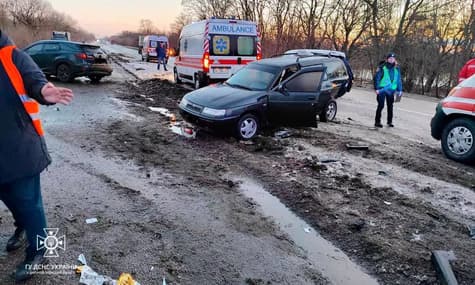 В Днепропетровской области в аварии столкнулись 6 машин: есть пострадавшие