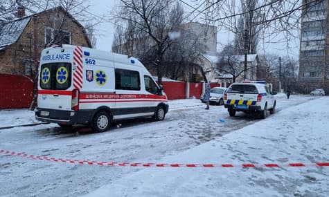 Вследствие взрыва в частном доме в Киеве скончался мужчина. В здании обнаружили оружие и боеприпасы