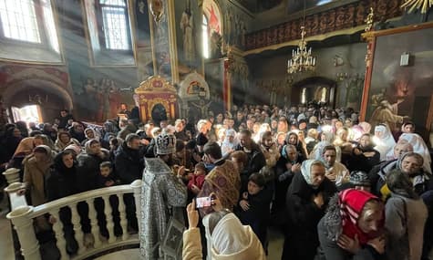 УПЦ МП не покинула Киево-Печерскую лавру и проводит богослужение