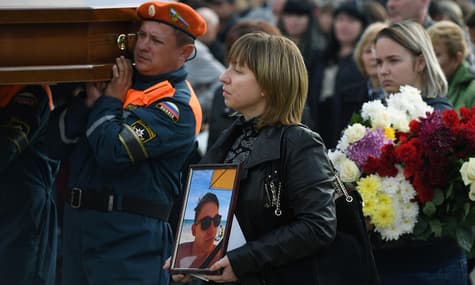 «Нині вже»: Поховання загиблих у Керчі, чому добровольці йдуть з війни та життя донбаських вишів у вигнанні