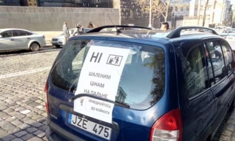 У Києві водії влаштували акцію з вимогою знизити ціни на бензин