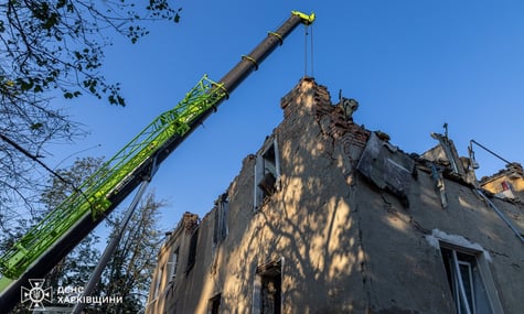 росіяни вдарили КАБами по одному з районів Харкова. Люди перебувають під завалами
