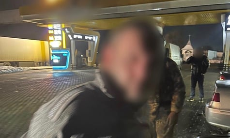 Буковинця, який кинув гранату в поліціянтів, взяли під варту. Вдома у нього знайшли «значний арсенал» боєприпасів